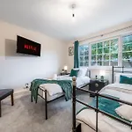 Wilkinsons Home-Free Parking, Perfect For Contractors & Weekend Getaways, Near London City Airport & Excel