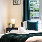 Wilkinsons Home-Free Parking, Perfect For Contractors & Weekend Getaways, Near London City Airport & Excel