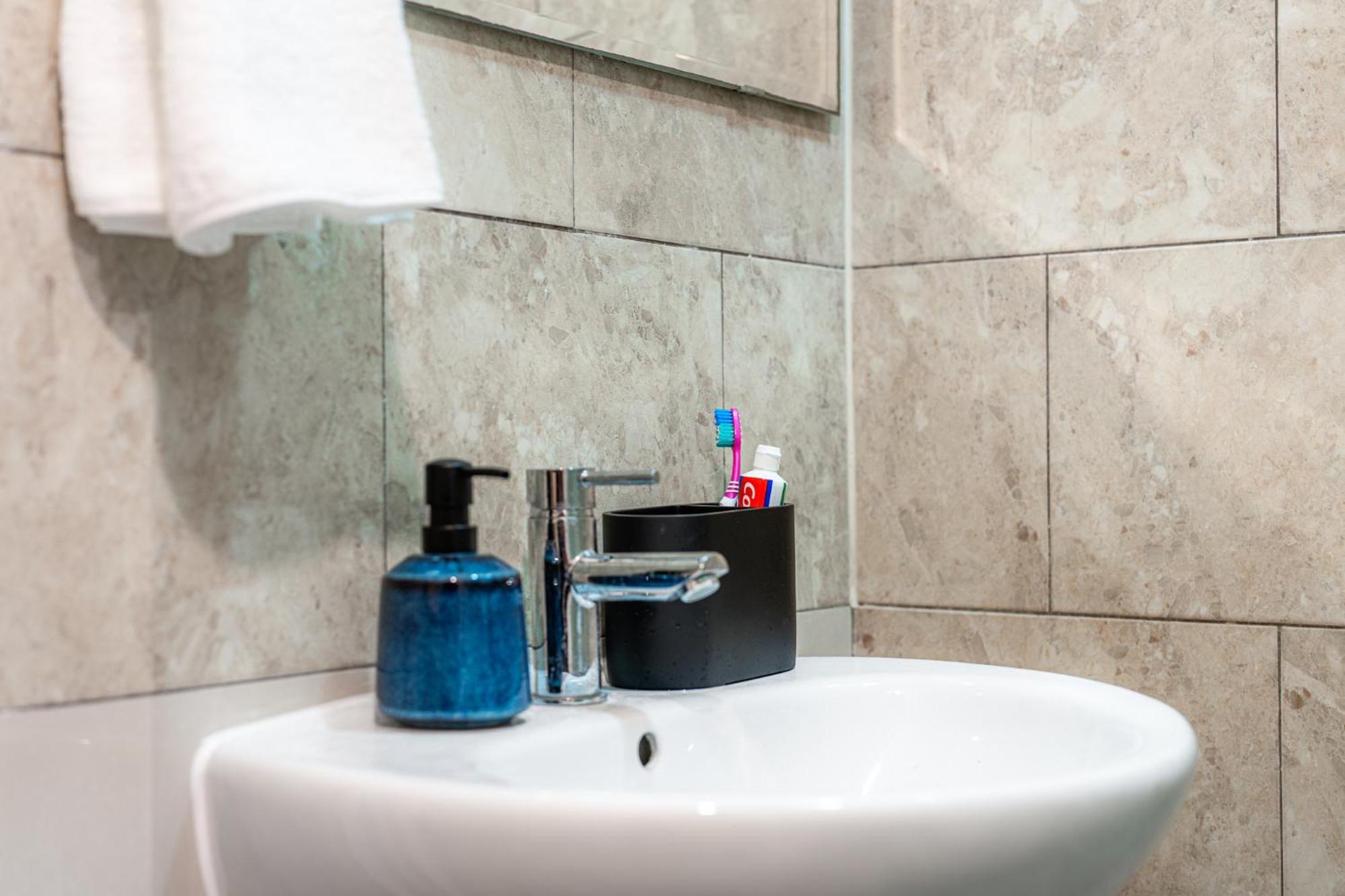 Wilkinsons Home-free Parking, Perfect For Contractors & Weekend Getaways, Near Airport & Excel